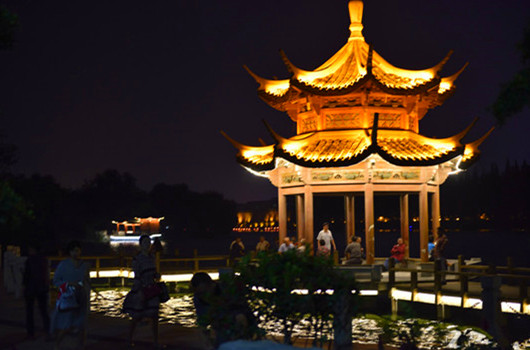 在设计城市景观亮化照明时需参照哪些特征来设定呢？