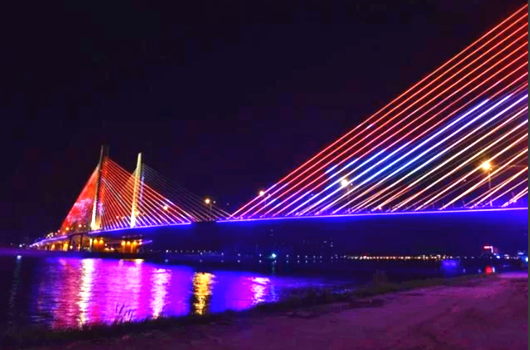 亚父路跨裕溪河大桥亮化工程完工，灯光秀绚丽异常