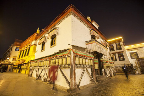 拉萨亮化改造LED线条灯为1300年高原古城“增光添彩”